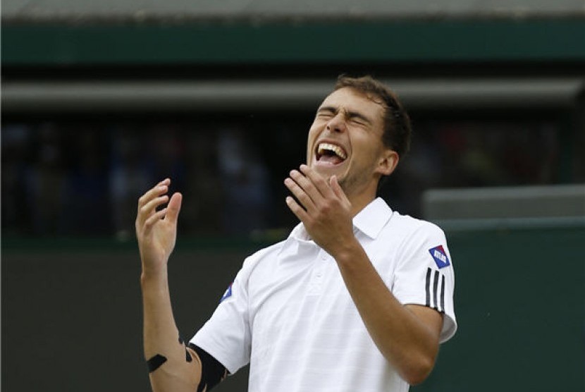 Jerzy Janowicz, petenis asal Polandia, meluapkan kegembiraannya usai mengalahkan rekan senegaranya, Lukasz Kubot, dalam perempat final Wimbledon di London, Inggris, Rabu (3/7). 