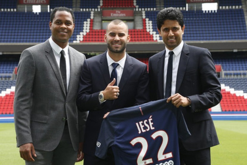 Jese (tengah) diapit Presiden PSG Nasser Al Khelaifi (kanan) dan Direktur Olahraga PSG Patrick Kluivert