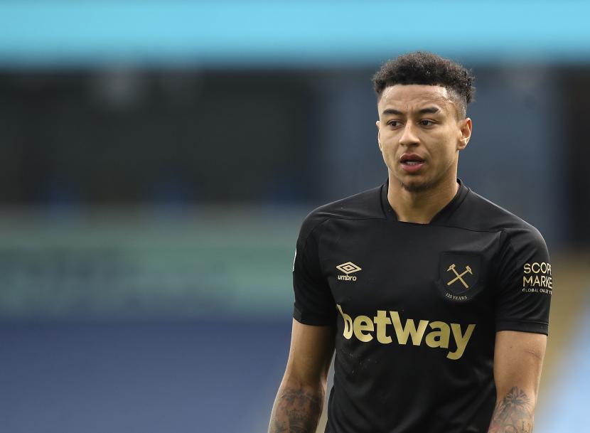  Jesse Lingard dari West Ham mengawasi selama pertandingan sepak bola Liga Utama Inggris antara Manchester City dan West Ham United di stadion Etihad di Manchester, Inggris, Sabtu, 27 Februari 2021.