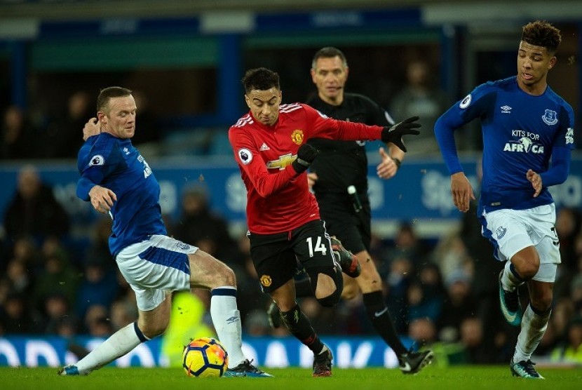 Jesse Lingard (merah), pencetak gol kedua Manchester United saat mengalahkan Everton 2-0 di Goodison Park, Selasa (2/1) dini hari WIB.