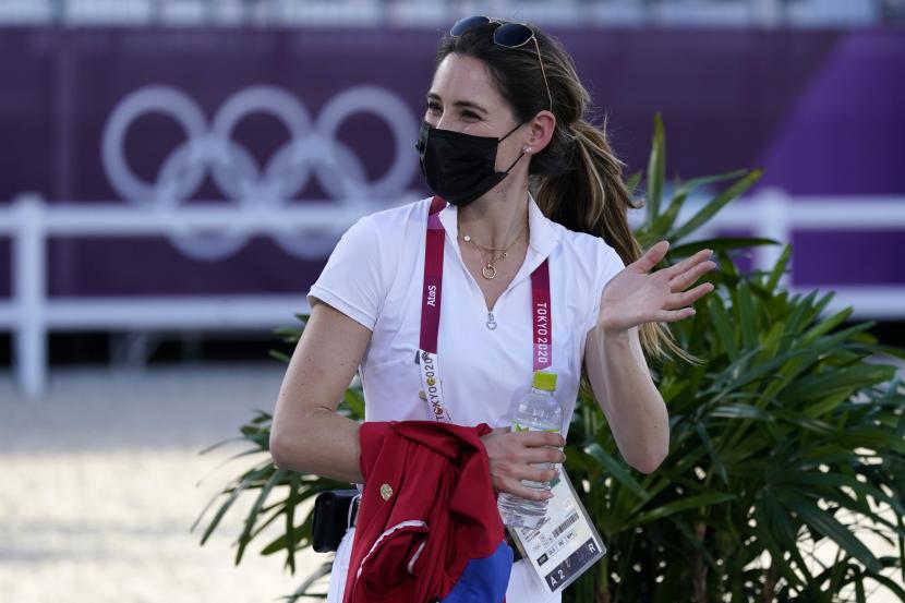 Jessica Springsteen dari Amerika Serikat melambai saat dia berjalan di depan kualifikasi individu lompat berkuda di Equestrian Park di Tokyo pada Olimpiade Musim Panas 2020, Selasa, 3 Agustus 2021, di Tokyo, Jepang.