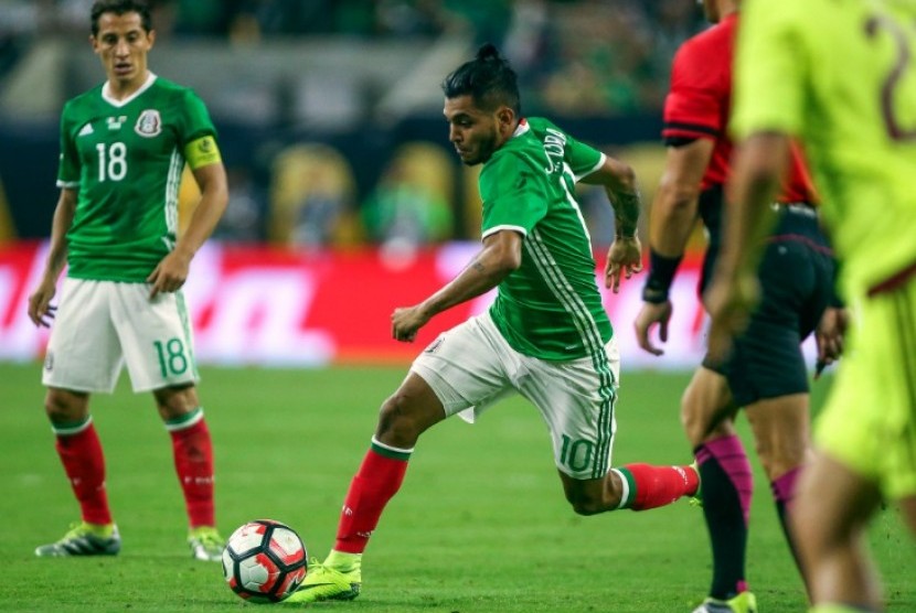 Jesus Corona (bawa bola) mencetak gol Meksiko untuk menyamakan kedudukan 1-1 lawan Venezuela. 