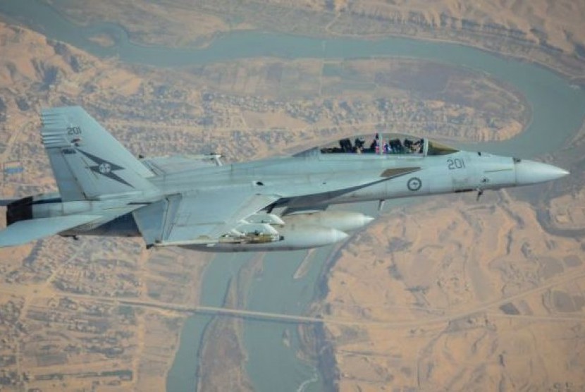 Jet F/A-18F Super Hornet milik Angkatan Udara Australia terbang di atas wilayah Rawah, Irak.