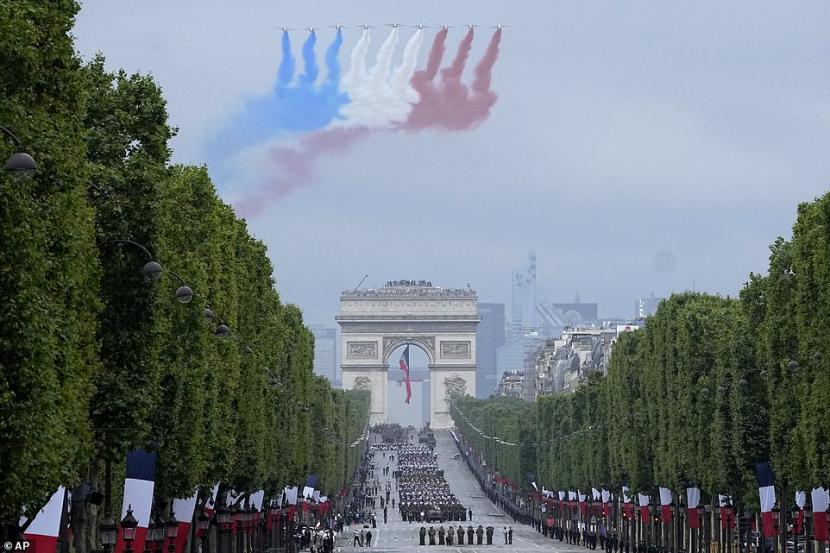 Jet Patrouille de France terbang di atas jalan Champs-Elysees selama parade Hari Bastille 