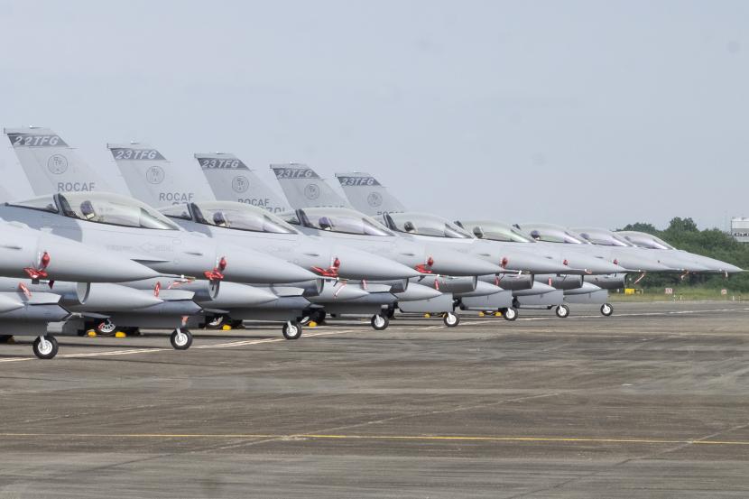 Jet tempur F-16V yang baru ditugaskan terlihat di pangkalan Angkatan Udara di Chiayi di barat daya Taiwan Kamis, 18 November 2021. Taiwan telah mengerahkan versi paling canggih dari jet tempur F-16 di Angkatan Udaranya, sebagai langkah pulau meningkatkan kemampuan pertahanannya dalam menghadapi ancaman berkelanjutan dari China.
