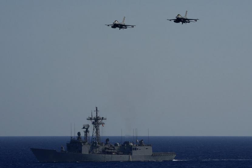Jet tempur F16 Turki terbang di atas kapal angkatan laut selama latihan angkatan laut NATO tahunan di pantai barat Turki di Mediterania, Kamis, 15 September 2022. Pemerintah Yunani menyatakan siap menjalin dialog konstruktif dengan Turki guna mengakhiri ketegangan di antara mereka. 