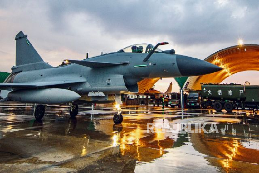 Jet tempur J-10CE menyedot perhatian pengunjung saat Pameran Dirgantara dan Maritim Internasional Langkawi (LIMA) di Langkawi, Malaysia pada 20-24 Mei 2025.