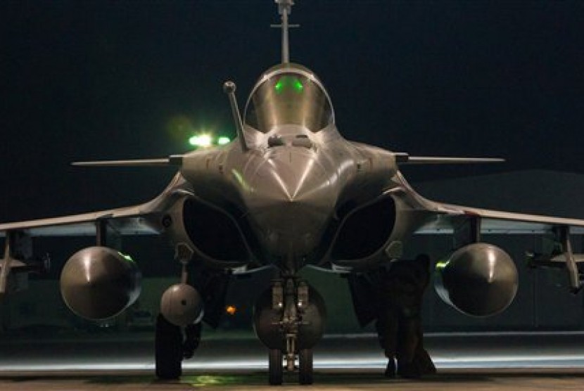 Jet tempur Prancis Rafale menggempur ISIS di Suriah, Jumat (9/10).