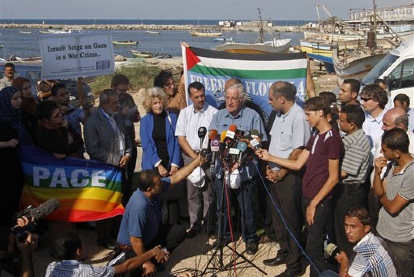 Jewish-American scholar and activist Noam Chomsky (center) speaks during a press conference to support the Gaza-bound flotilla in the port of Gaza City, Saturday, Oct. 20, 2012.