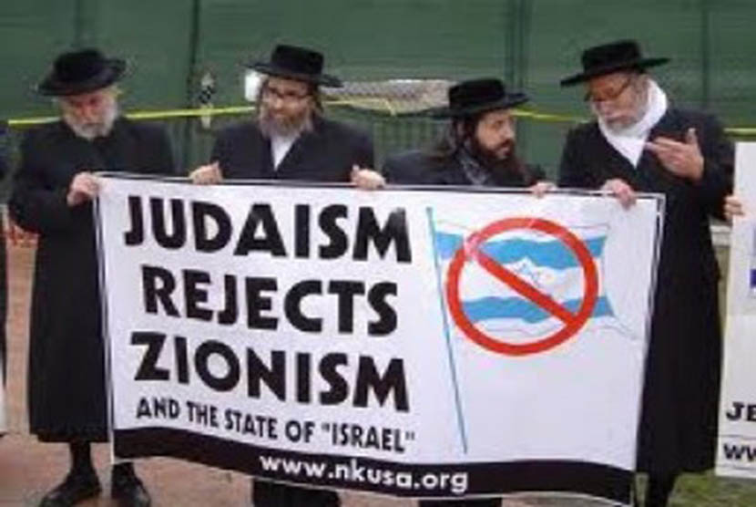 Aktivis Yahudi melakukan aksi anti Zionist Israel di London, Inggris.