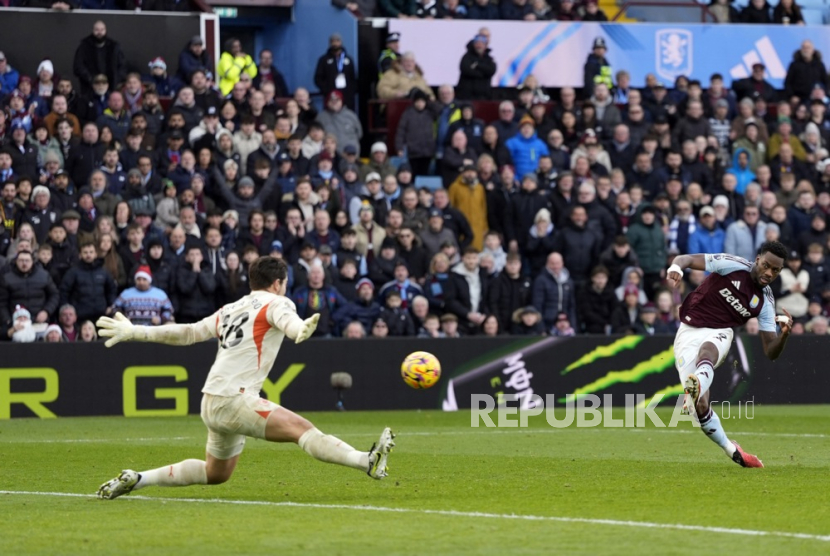 Jhon Duran dari Aston Villa (kanan) melepaskan tembakan ke penjaga gawang Manchester City Stefan Ortega dalam pertandingan sepak bola Liga Primer Inggris di Villa Park, Birmingham, Sabtu, 21 Desember 2024. 