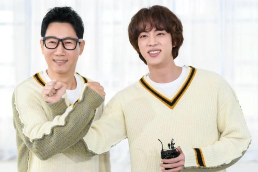 Ji Seok-jin (kiri) dan Jin BTS (kanan). Ji Seok-jin pernah meminta maaf kepada Jin usia mengaver dance Dynamite karena merasa tariannya buruk. 