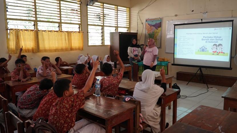 JIEP membagikan 350 buku bacaan dan memberikan fasilitas perpustakaan sekolah ke siswa SD untuk meningkatkan minat baca dan belajar.