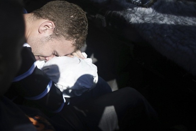 Jihad al-Masharawi, a Palestinian employee of BBC Arabic in Gaza, mourns over the body of his 11-month-old son Omar, who according to hospital officials was killed by an Israeli air strike in Gaza City November 15, 2012.