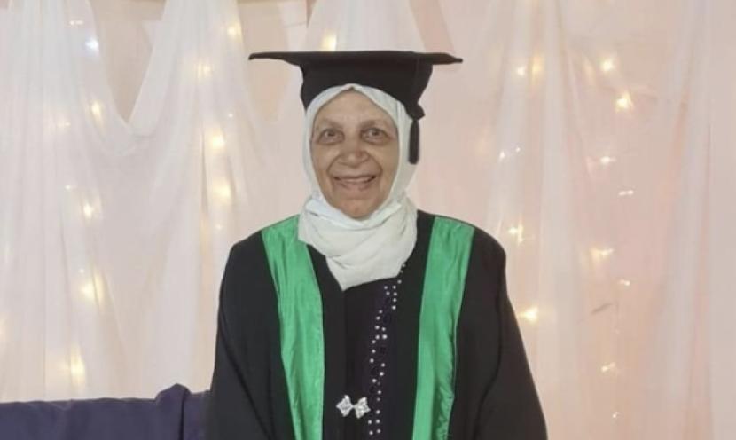 Kisah Nenek Palestina Jadi Sarjana di Usia 85 Tahun. Jihad Mohammad Abdallah Battu, seorang nenek asal Palestina yang baru-baru ini meraih gelar sarjana di usia 85 tahun. Satu hal yang menonjol tentang Jihad Battu adalah ketekunannya yang tak henti-hentinya.