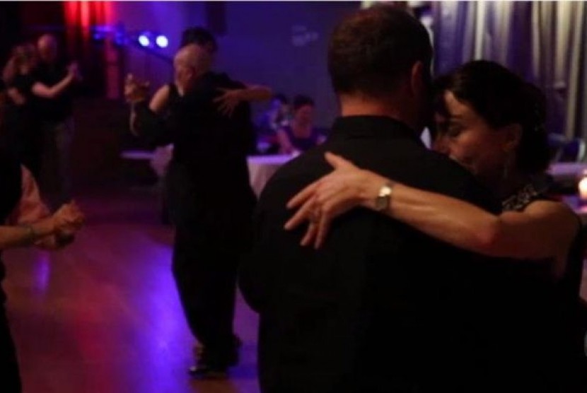 Jika anda berjuang melawan penyakit seperti Parkinson’s, menari tak lagi menjadi pilihan. Tapi di Melbourne ada terapi menari tango.