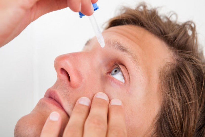 Pria meneteskan obat tetes mata (Ilustrasi). Mayoritas orang di AS dilaporkan menggunakan EzriCare Artificial Tears bebas pengawet sebelum mereka terinfeksi bakteri pseudomonas aeruginosa. 
