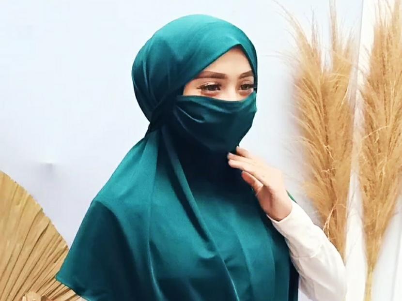 Jilbab niqab instan juga dijuluki jilbab corona karena cadarnya dijadikan alternatif masker kain.