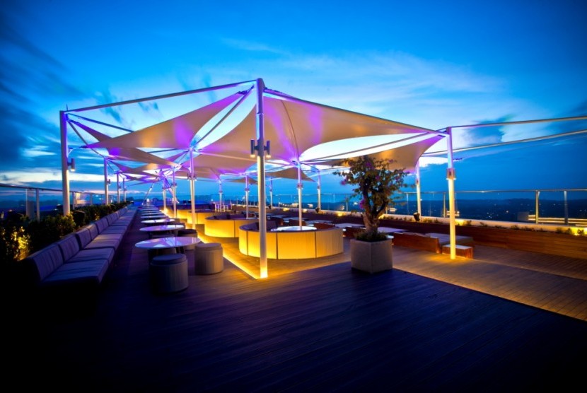 Jim'bar'N Rooftop Bar & Lounge yang terletak di Harris Hotel Bukit Jimbaran, Bali.
