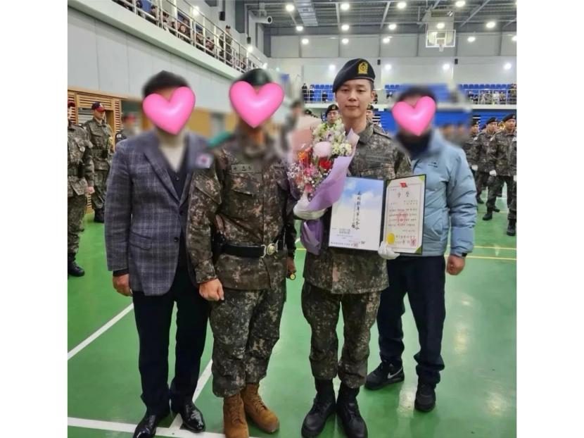 Jimin BTS. Ayah Jimin membagikan foto-foto anaknya saat wisuda latihan dasar militer. 