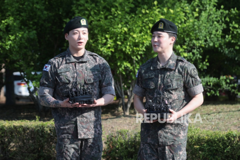 Jimin (kanan) dan Jungkook (kiri), anggota grup K-pop BTS, bertemu penggemar mereka di sebuah stadion di Yeoncheon, Korea Selatan, pada Rabu (11/6/2025). setelah menyelesaikan wajib militer (wamil) Korea Selatan.