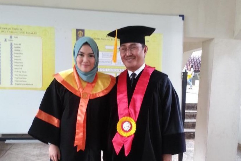 Jimly Asshiddiqie bersama putrinya saat wisuda di Universitas Indonesia.