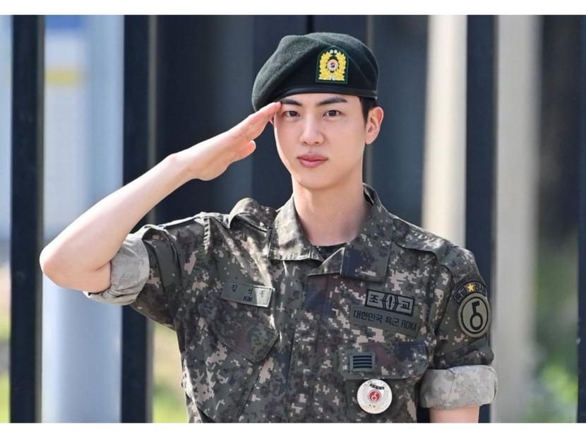 Jin BTS dalam prosesi selesai wamil. Ragam aksi unik Army yang penuh cinta menyambut kepulangan Jin dari wamil.