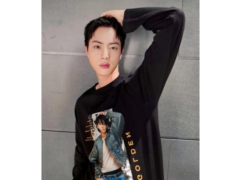 Jin BTS menggunakan baju bergambar Jungkook. Dia mengunggah foto itu di akun Instagram-nya.
