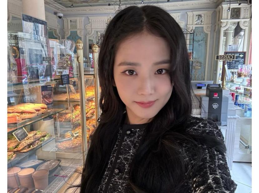 Jisoo Blackpink. Member Blackpink ini dikabarkan resmi menandatangani kontrak dengan Empire, label musik milik produser asal Palestina.