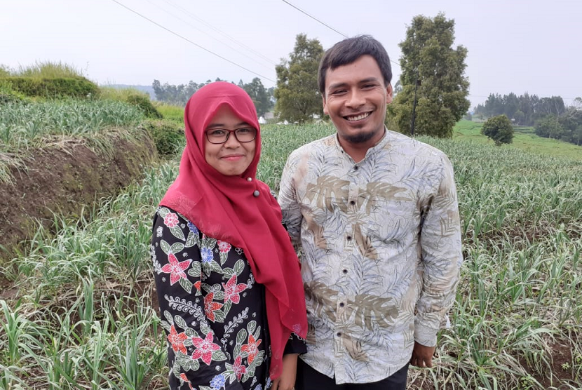 Jitranto dan istri, petani desa Tuwel Kecamatan Bojong yang sempat merantau ke Jakarta menceritakan keputusannya untuk kembali ke Tegal menjadi petani bawang putih. 