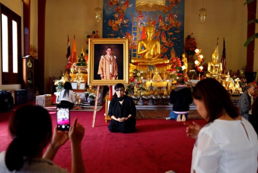 Jittra Khamsaart difoto saat warga Thailand mendoakan Raja Bhumibol Adulyadej yang mangkat di kuil Wat Thai, Los Angeles, Kalifornia, AS, 13 Oktober 2016.