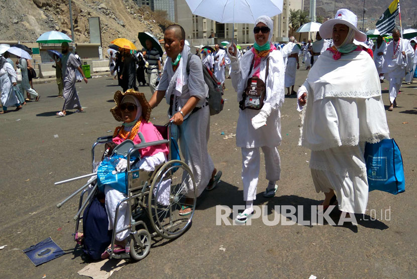 Jamaah haji yang menggunakan kursi roda.  (Republika/Amin Madani)