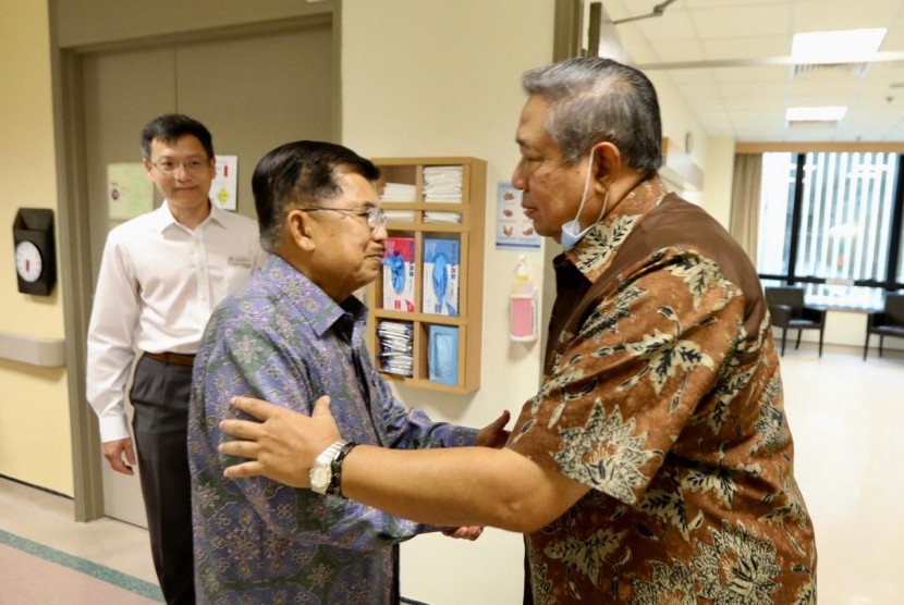 JK Jenguk Ani Yudhoyono: Wakil Presiden (Wapres) Jusuf Kalla menjenguk Ani Yudhoyono, istri Presiden ke-6 Susilo Bambang Yudhoyono (SBY) yang sedang menjalani perawatan di rumah sakit di Nasional University Hospital Singapura, Ahad (3/3).