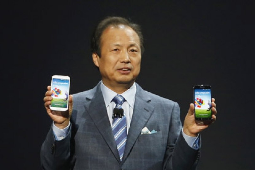  JK Shin, President and Head of IT and Mobile Communication Division Samsung, memegang Galaxy S4 jelang peluncurannya di the Radio City Music Hall di New York, 14 Maret 2013.