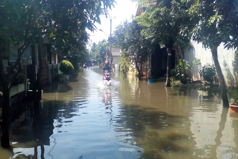 Jl alam raya, komplek Ciledug indah 1, kelurahan kedurenan kecamatan karang tegah, Kota Tangerang. Ketinggian banjir mencapai 40cm, Rabu (22/2). 