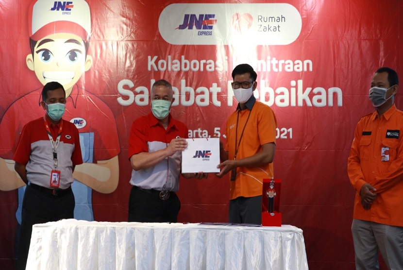 JNE bekerjasama dengan Rumah Zakat untuk menghimpun dana ZISWAF masyarakat melalui program Sahabat Kebaikan. Sehingga kini, umat muslim dapat menunaikan ZISWAF melalui counter JNE. 