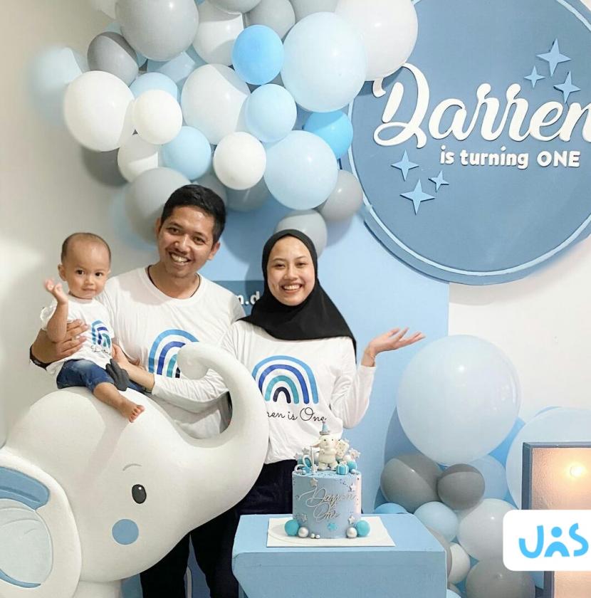 JnS merupakan brand asal Bandung yang fokus membidik pangsa pasar keluarga, ayah-ibu-anak dalam satu tema, alias couple.