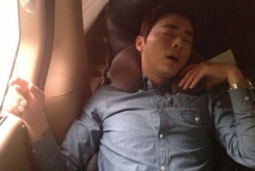 Jo Jung Suk dengan pose tidurnya yang aneh