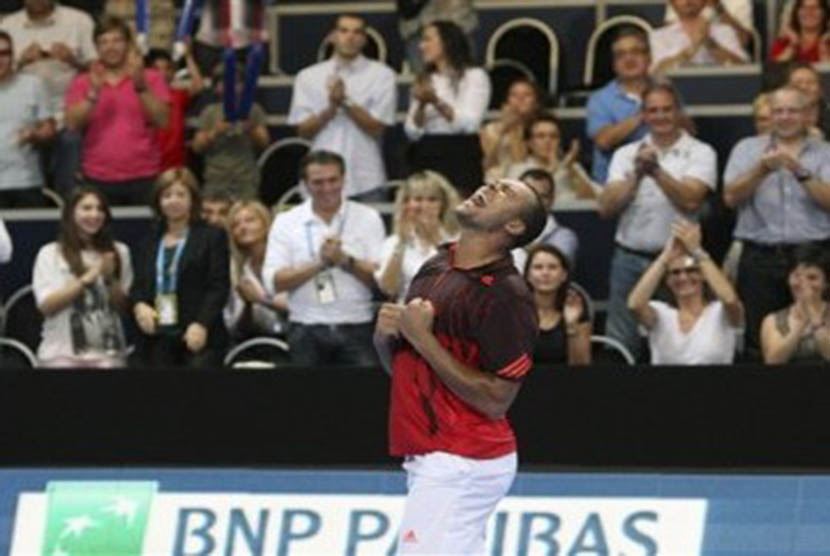 Jo Wilfried Tsonga meluapkan emosinya usai mengalahkan Ivan Ljubicic di final Metz.