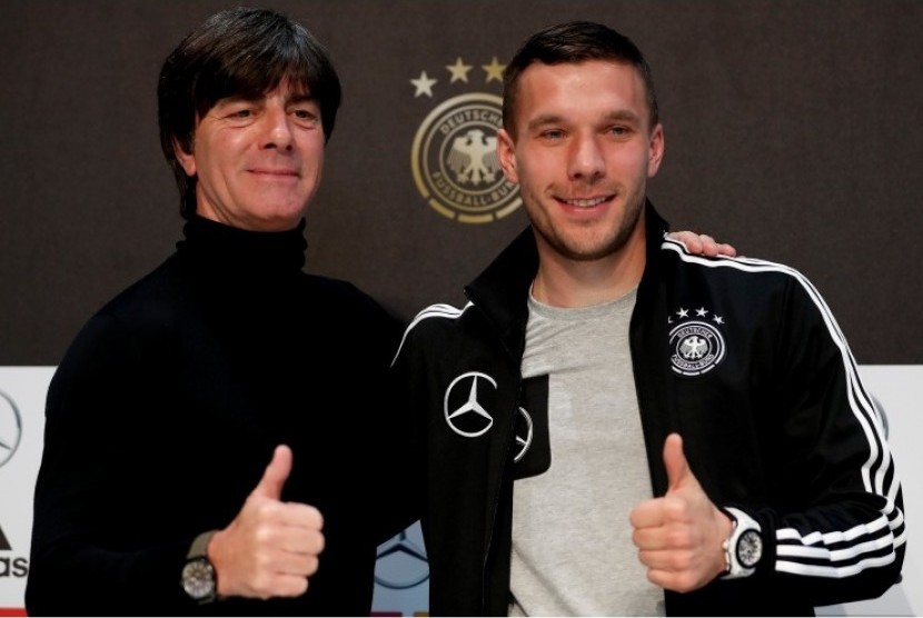 Joachim Loew (kiri) dan Lukas Podolski