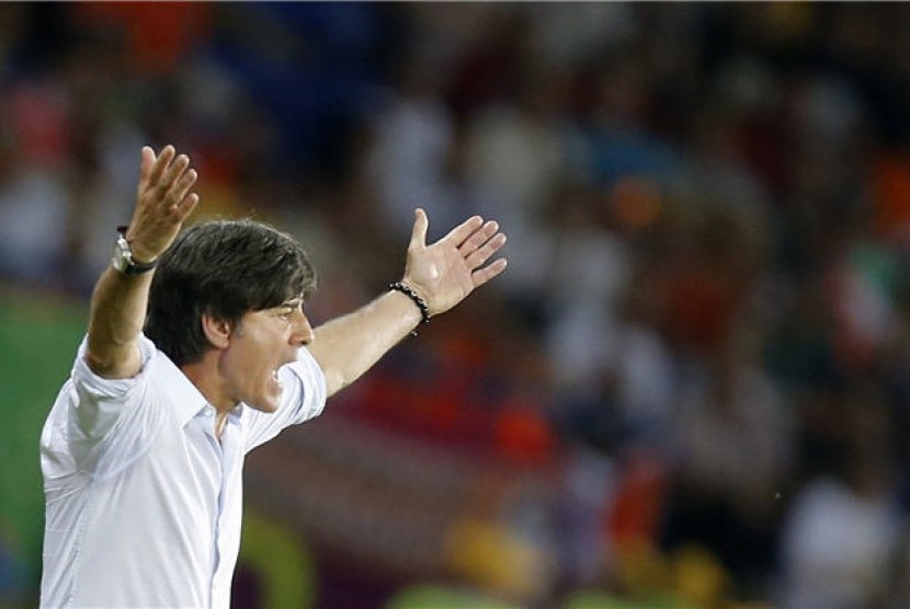 Joachim Loew, pelatih timnas Jerman, berteriak meluapkan kegembiraannya usai timnya mengalahkan Belanda di laga kedua Grup B Piala Eropa 2012 di Kharkiv, Ukraina, pada Rabu (13/6). 