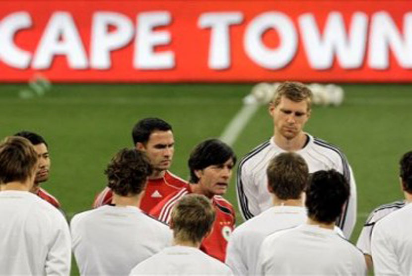 Joachim Low berbicara dengan anggota tim nasional Jerman dalam sesi latihan di Stadion Green Point, Cape Town, Afrika Selatan, Jumat 2 Juli 2010. 