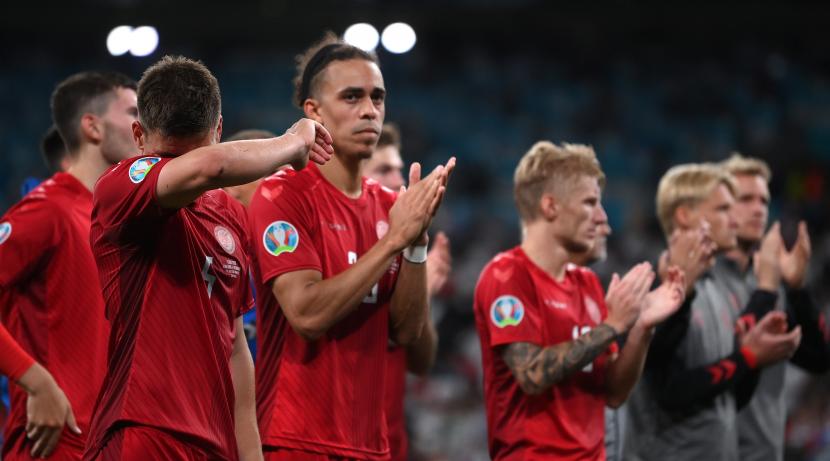 Joakim Maehle (kiri) dari sejumlah pemain Denmark setelah kalah dalam semifinal Euro 2020.