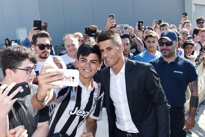 Joao Cancelo (kanan) berfoto dengan fan Juventus.