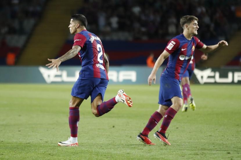 Joao Cancelo (kiri) dan Gabi merayakan gol Barcelona ke gawang Celta Vigo.
