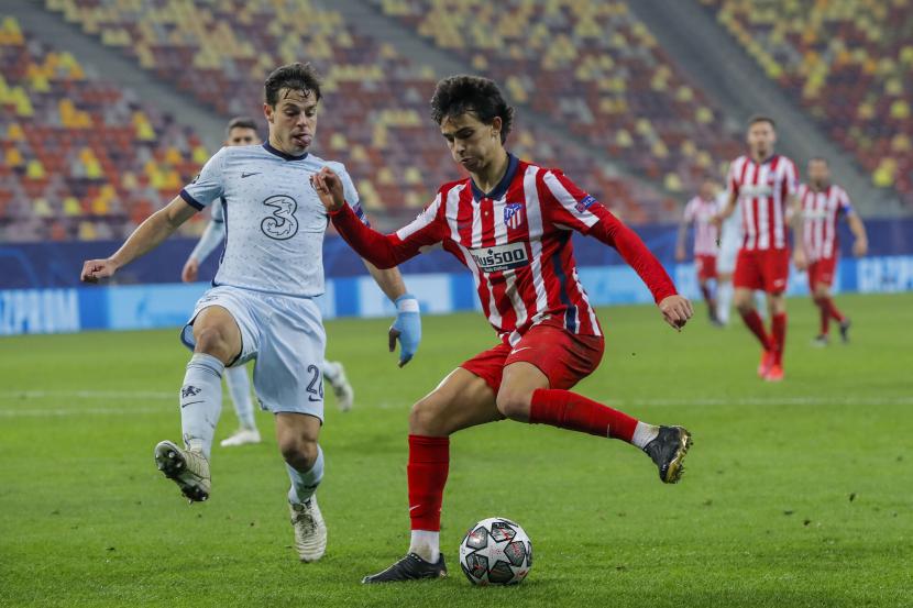  Joao Felix dari Atletico Madrid (kanan).