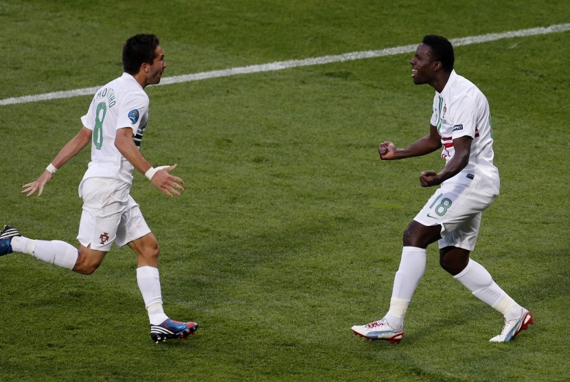 Joao Moutinho dan Varela merayakn gol ke-3 Portugal