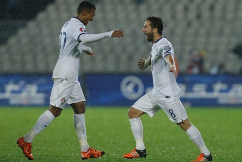 Joao Moutinho (kanan) merayakan golnya ke gawang Serbia bersama Nani.