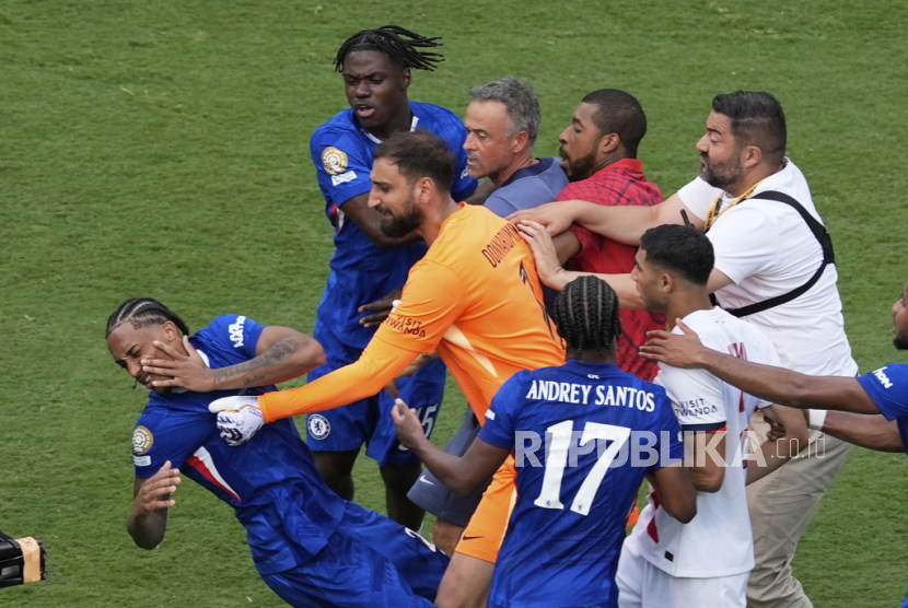 Joao Pedro dari Chelsea, kiri, diserang oleh kiper Paris Saint-Germain Gianluigi Donnarumma dan pelatih Luis Enrique di akhir pertandingan final Piala Dunia Antarklub antara Chelsea dan PSG di East Rutherford, New Jersey, Senin, 14 Juli 2025. 