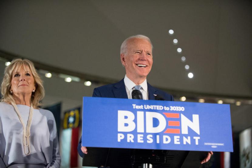 Joe Biden didampingi istrinya, Jill Biden. Joe Biden memenangkan primary menentukan di negara bagian Michigan.